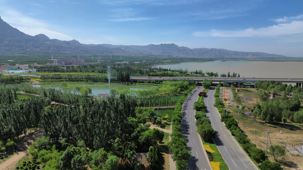 甘德爾山下綠意盎然（無人機照片，2024年5月28日攝）。新華社發（趙政宇攝）