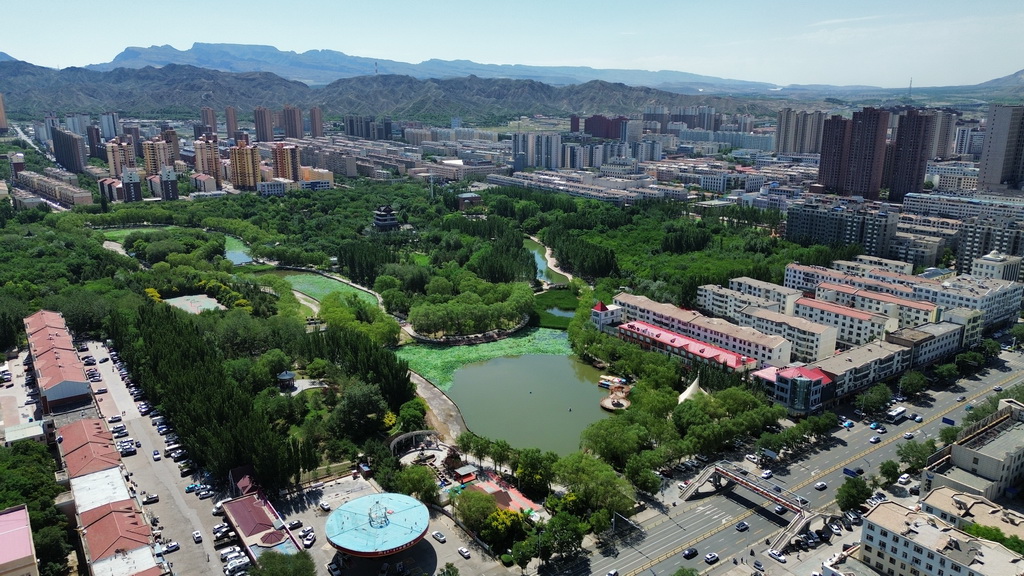 這是烏海市人民公園（無人機照片，2024年8月15日攝）。新華社發（趙政宇攝）