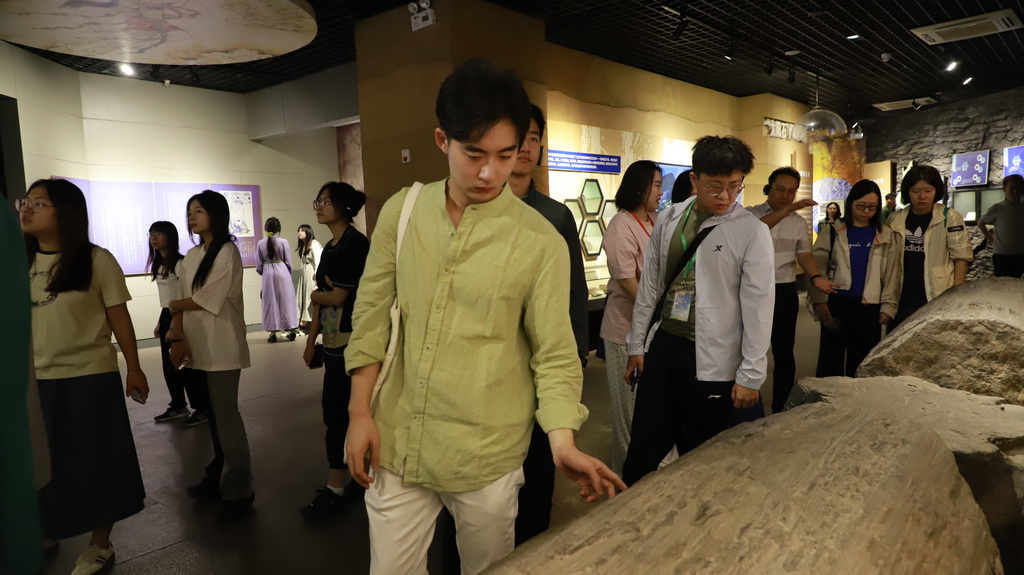 游人在烏海煤炭博物館參觀（2024年7月28日攝）。新華社發（趙政宇攝）