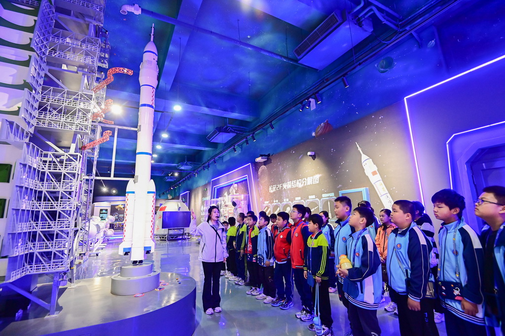 4月24日，在山東省青州市人工智能學習體驗中心，工作人員為學生講解航天知識。新華社發（王繼林 攝）