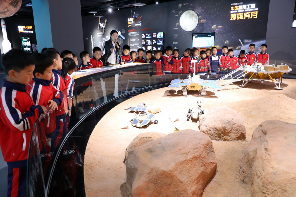 4月24日，在山東省濱州市博興縣科技館，講解員在為博興縣店子鎮中心幼兒園的小朋友講解航天知識。新華社發（陳彬 攝）