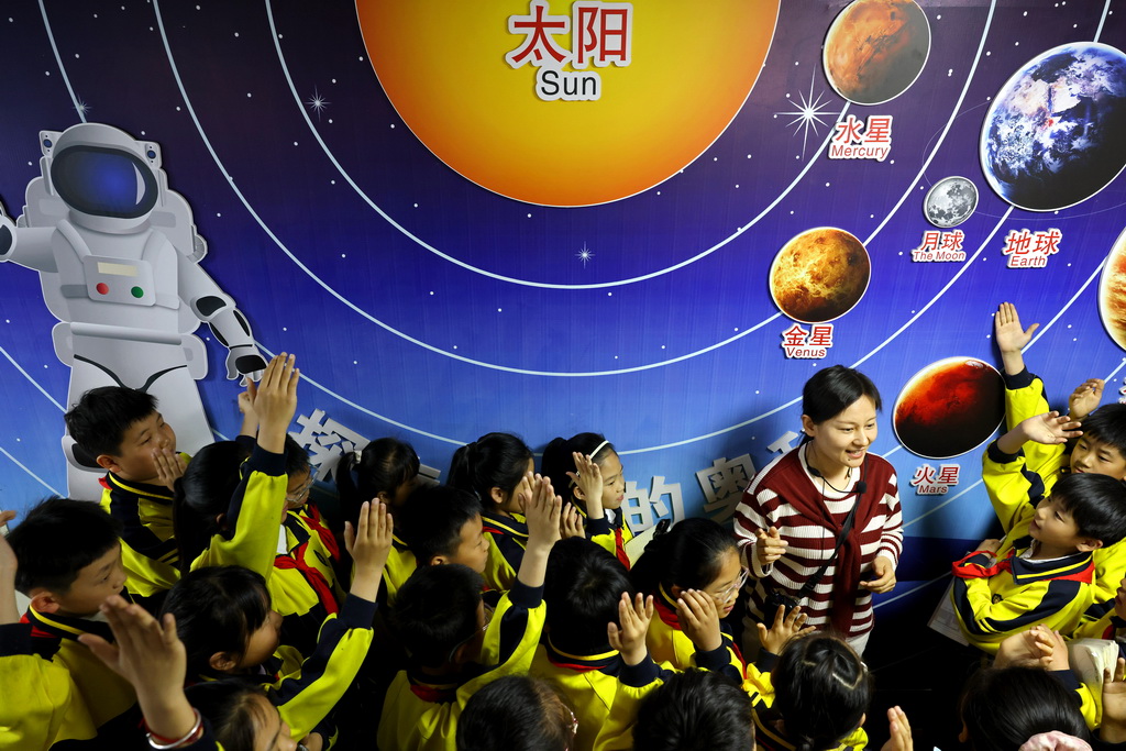 4月24日，在山東省棗莊市市中區文化路小學航天科普館，老師為學生們普及航天知識。新華社發（孫中喆 攝）