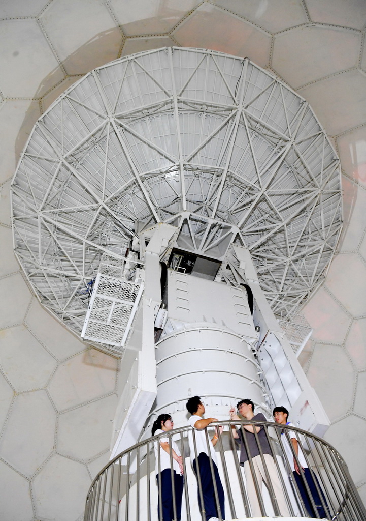 4月24日，在位于海南省三亞市的海南空天信息研究院，中央民族大學附屬中學三亞學校的學生在衛星接收天線內部參觀，了解其工作原理。新華社記者 趙穎全 攝