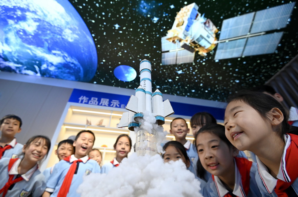 4月24日，河北省邯鄲市復興區鐵路小學的學生在參觀同學自制的火箭發射模型。新華社發（郝群英 攝）