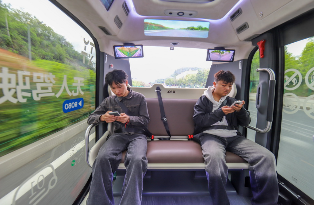 4月24日，參與體驗活動的市民在貴陽市花溪大學城試乘無人駕駛公交車。新華社記者 劉續 攝