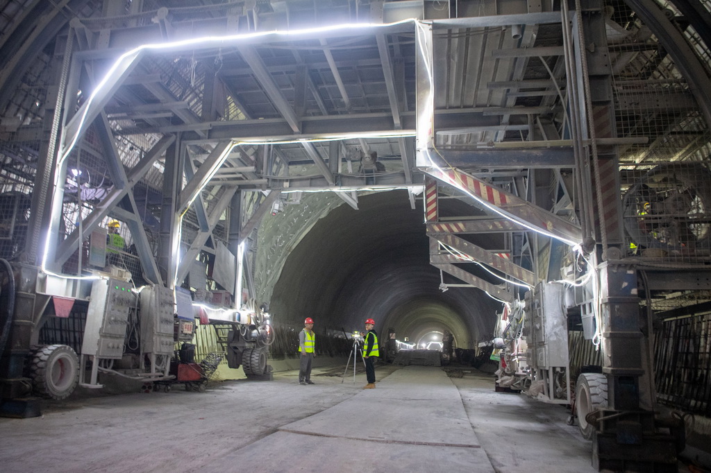 4月24日，工作人員在渝湘復線高速公路彭水隧道進行隧道貫通后的收尾工作。