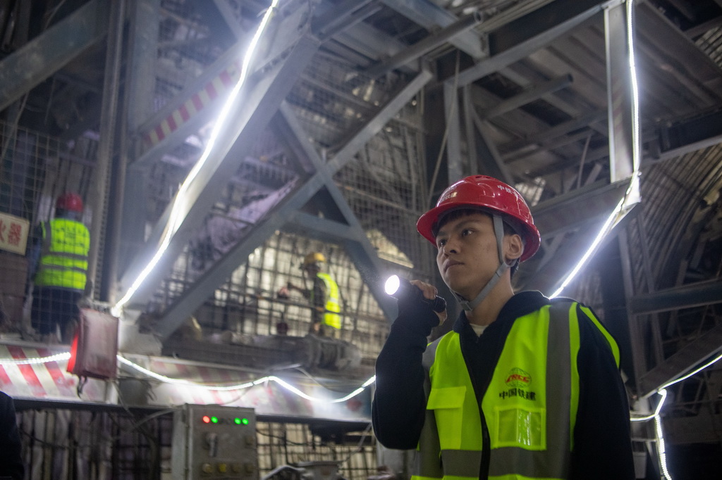 4月24日，工作人員在渝湘復線高速公路彭水隧道進行隧道貫通后的收尾工作。