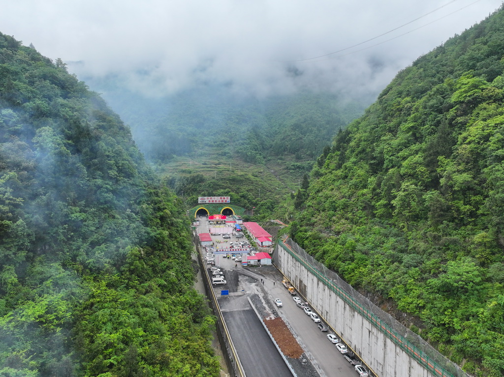 這是4月24日拍攝的渝湘復線高速公路彭水隧道貫通儀式現場（無人機照片）。