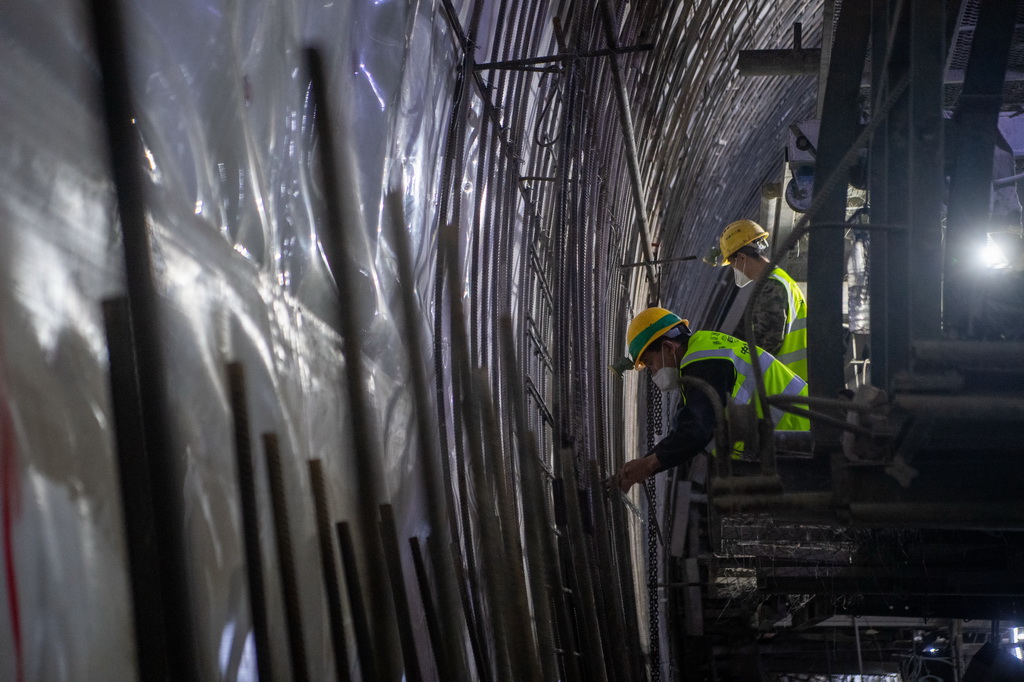 4月24日，工作人員在渝湘復線高速公路彭水隧道進行隧道貫通后的收尾工作。