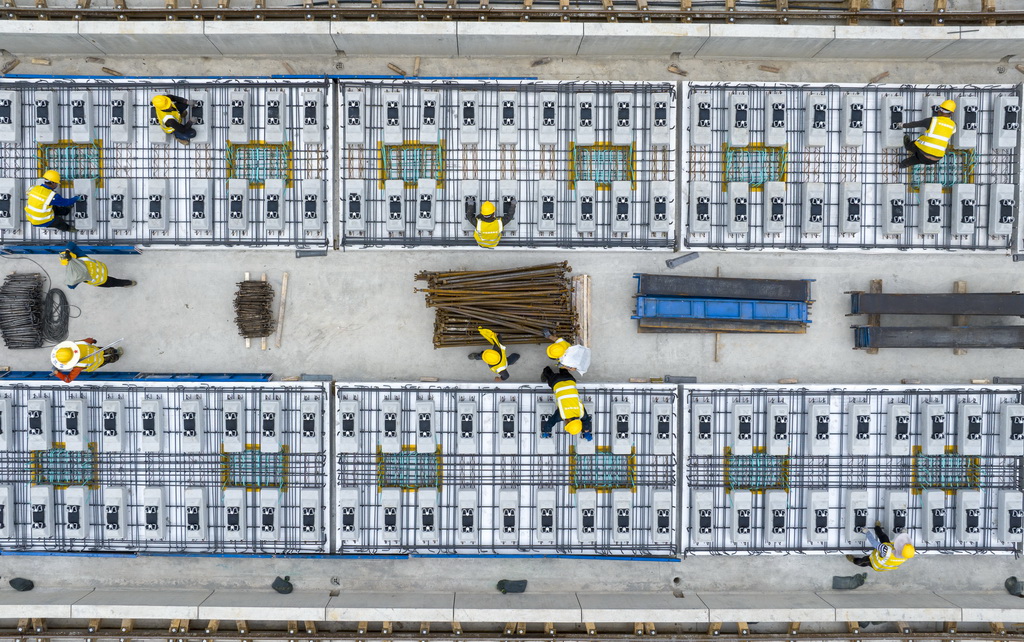 4月24日，在安徽省馬鞍山市含山縣，中鐵四局施工人員在進行巢馬城際鐵路無砟軌道板鋪設施工（無人機照片）。新華社發（劉玉才攝）