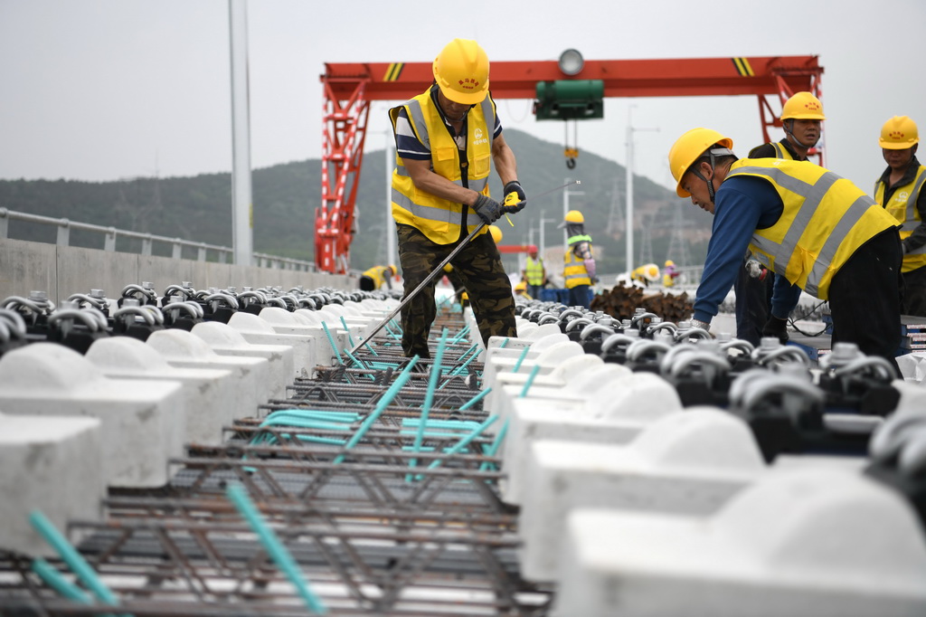 4月24日，在安徽省馬鞍山市含山縣，中鐵四局施工人員在進行巢馬城際鐵路無砟軌道板鋪設施工。新華社記者 劉軍喜 攝