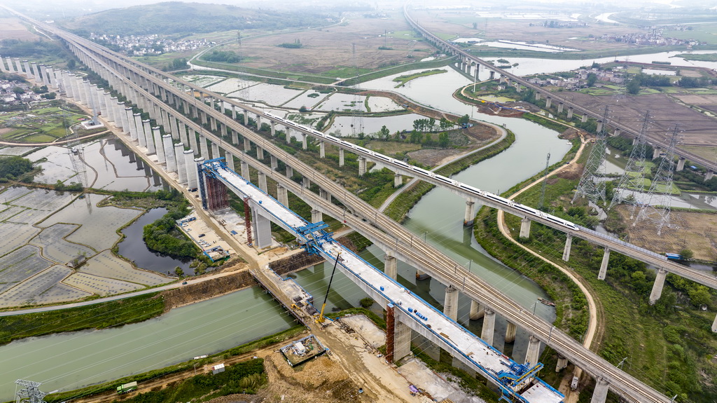 這是中鐵四局巢馬城際鐵路跨清溪河特大橋連續梁施工現場（4月24日攝，無人機照片）。新華社發（劉玉才攝）