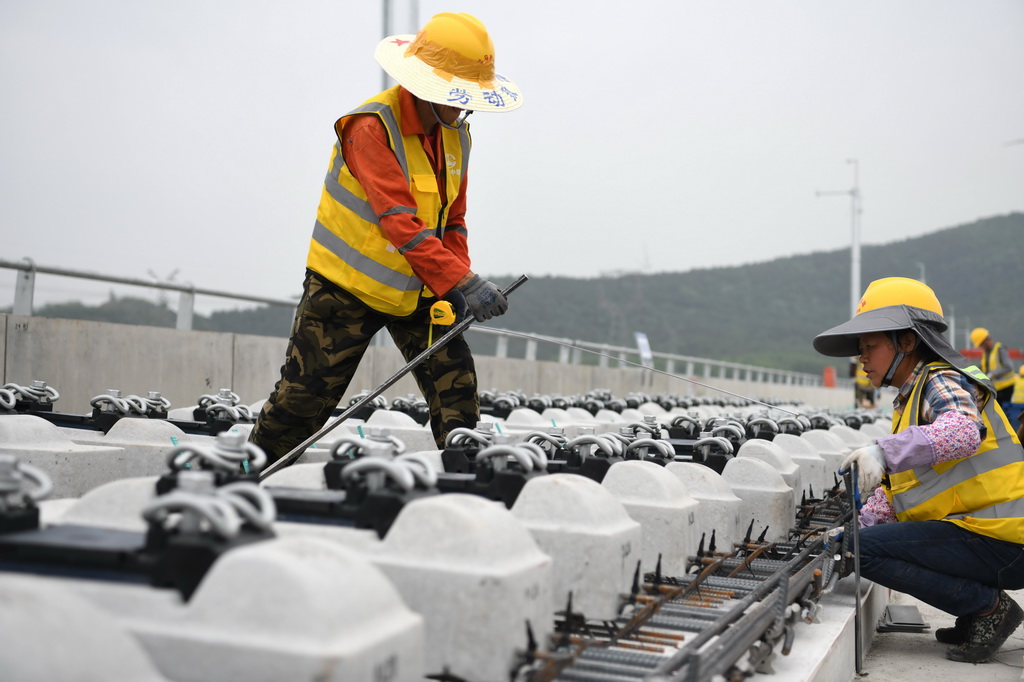 4月24日，在安徽省馬鞍山市含山縣，中鐵四局施工人員在進行巢馬城際鐵路無砟軌道板鋪設施工。新華社記者 劉軍喜 攝
