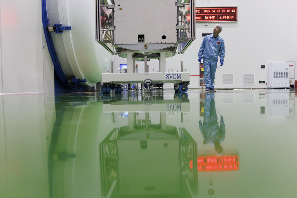 4月23日在位于上海的中國科學院微小衛星創新研究院拍攝的中法天文衛星模擬星。