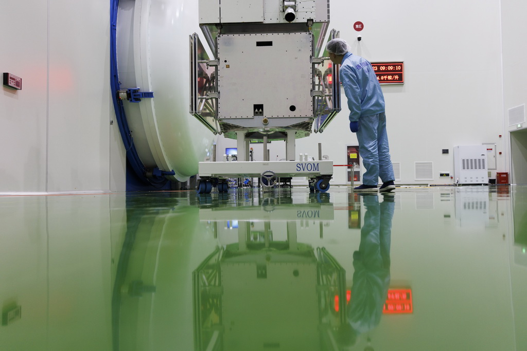 4月23日在位于上海的中國科學院微小衛星創新研究院拍攝的中法天文衛星模擬星。