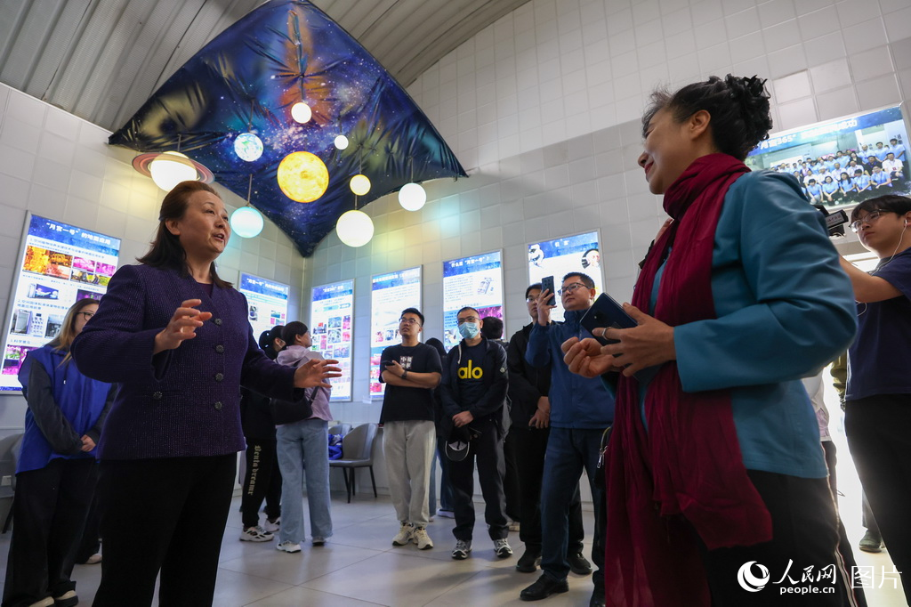 “月宮一號”科普基地團隊負責人——國際宇航科學院院士、北京航空航天大學生物與醫學工程學院劉紅教授正在與觀眾交流。