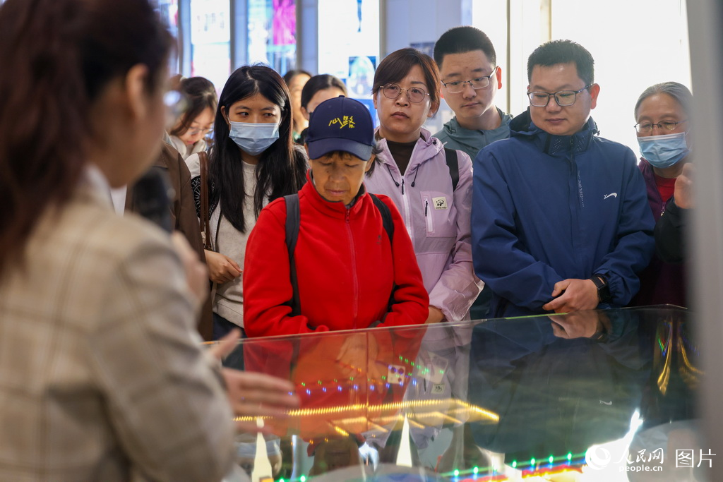 “月宮一號”團隊的成員正在為觀眾講解介紹“月宮一號”科普基地相關信息。