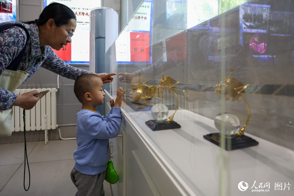 觀眾在“月宮一號”科普基地的展柜前駐足參觀。