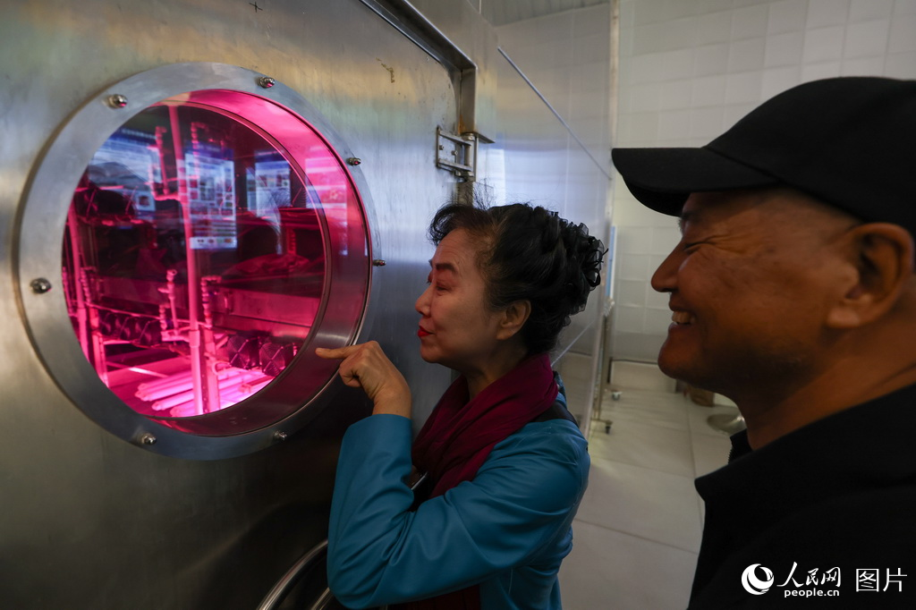 觀眾在參觀“月宮一號”科普基地的2號植物艙。