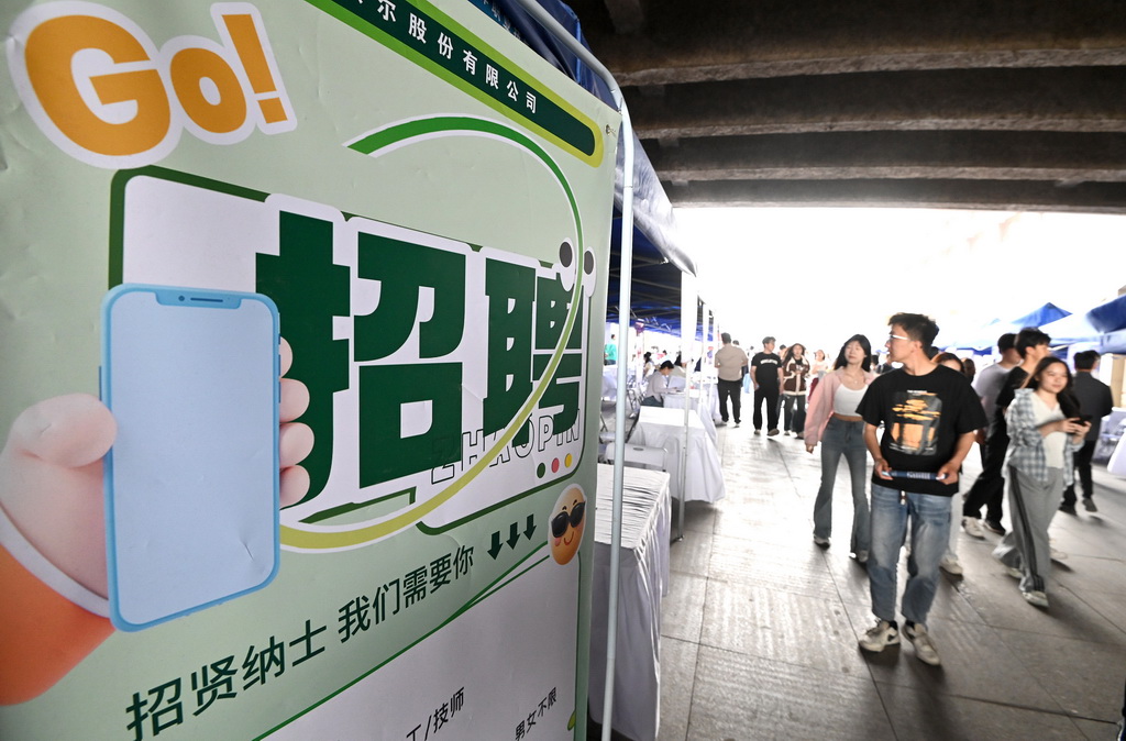 4月26日，在河北省第二屆職業技能大賽的技能人才就業招聘會上，參會人員在關注工作崗位。