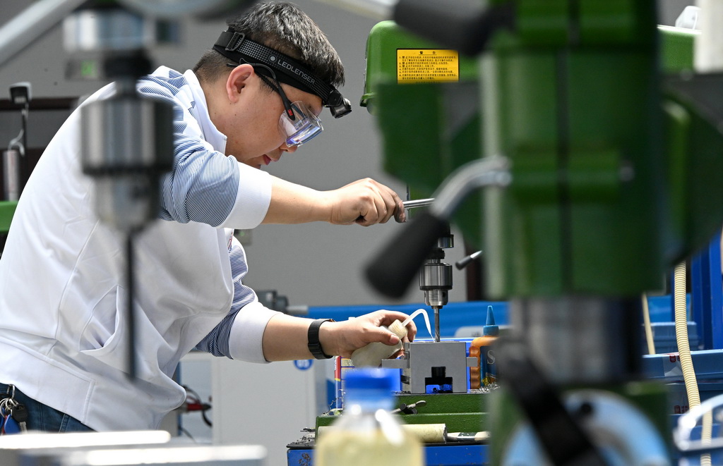 4月26日，選手在“裝配鉗工”項目比賽中。