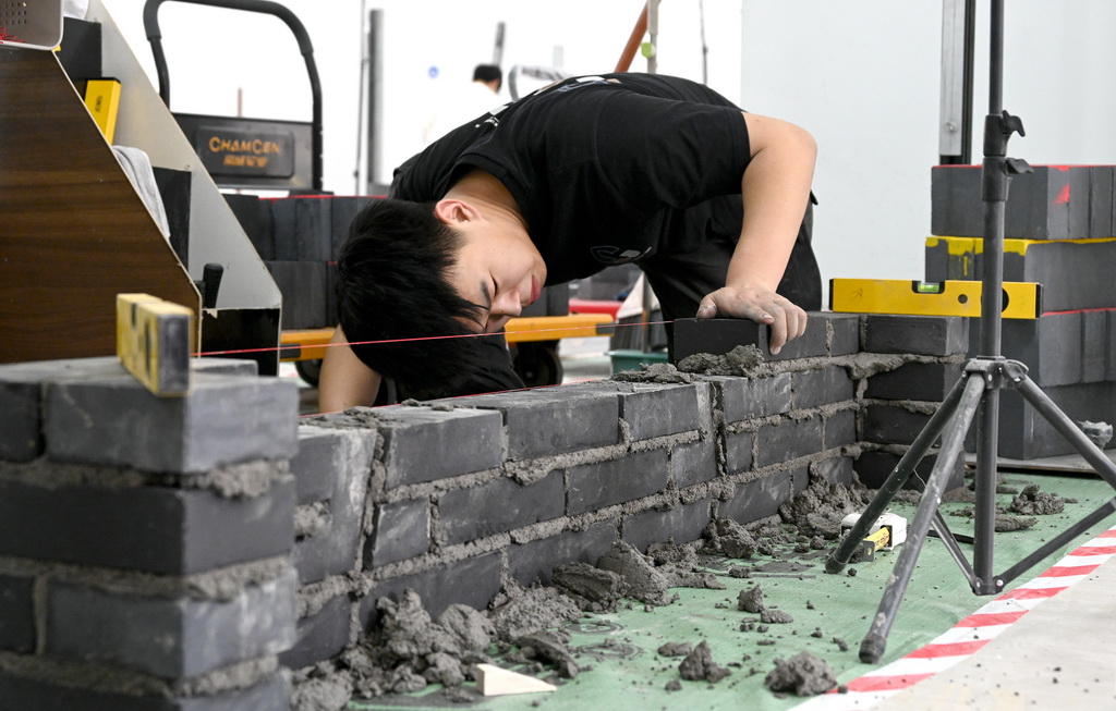 4月26日，選手在“砌筑”項目比賽中。