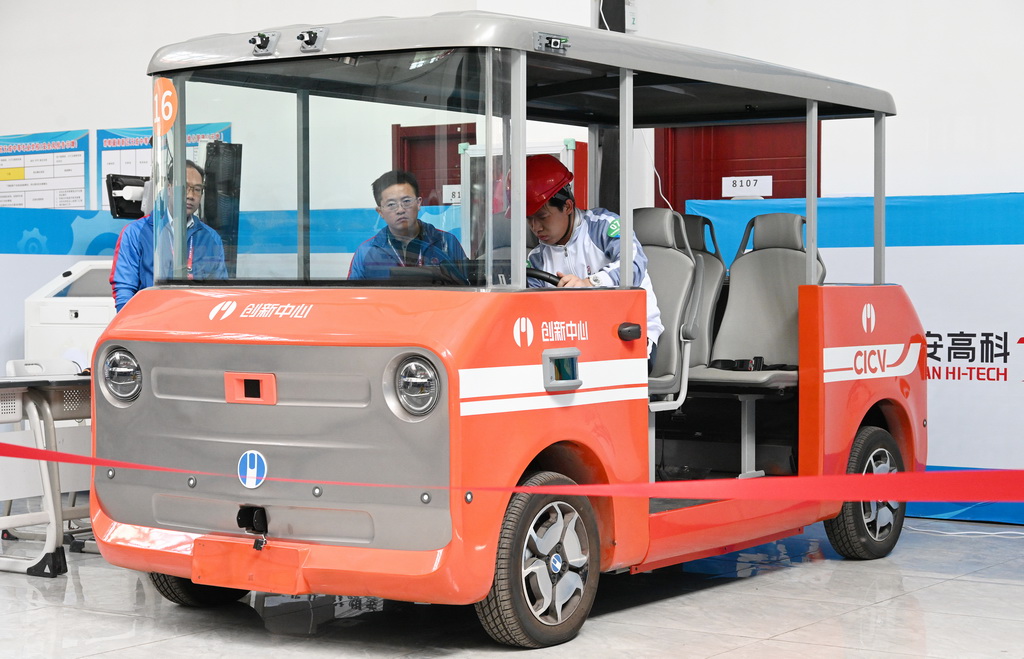 4月26日，選手在“智能網聯汽車裝調運維”項目比賽中。