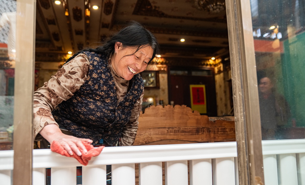 4月26日，那曲市團結小區居民在擦拭暖氣片。新華社記者 丁增尼達 攝