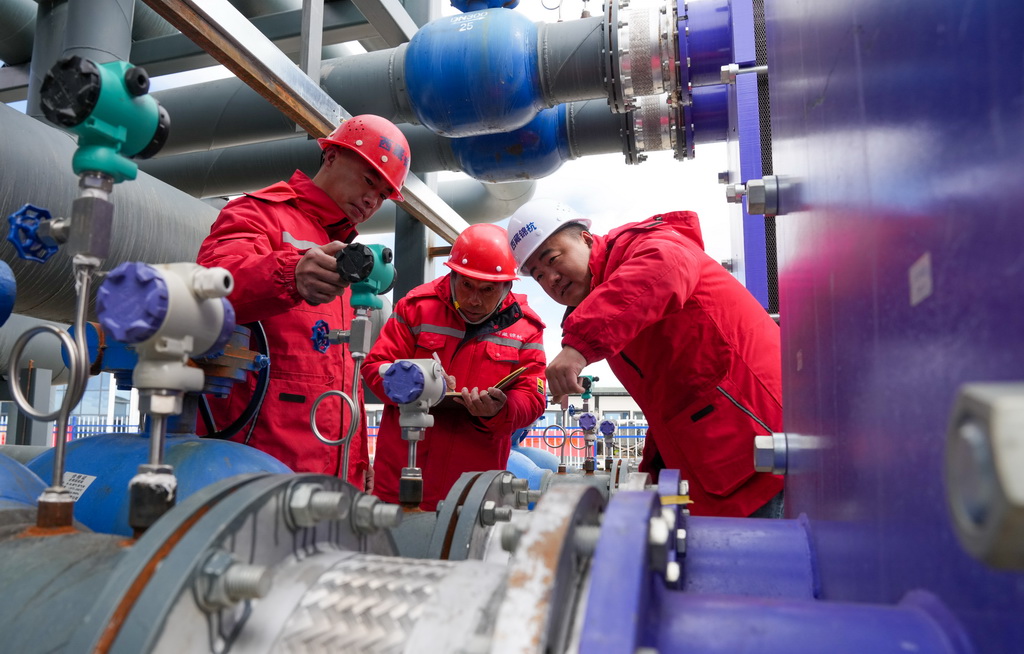 4月26日，西藏錦杭新能源有限責任公司工作人員在檢查換熱站運行工況。新華社記者 晉美多吉 攝