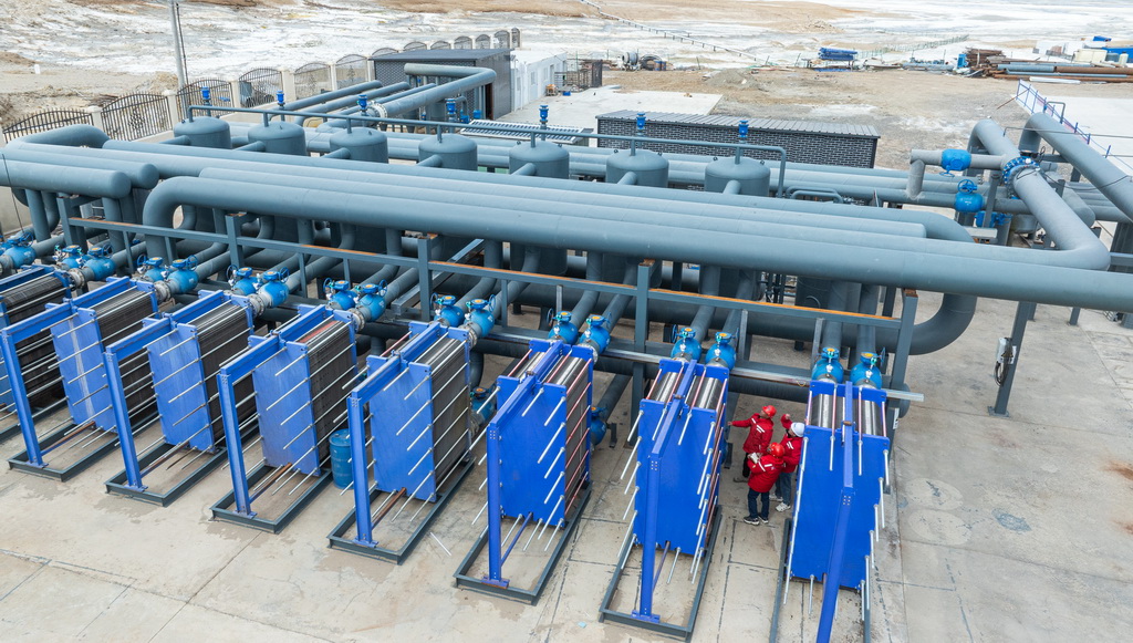 4月26日，西藏錦杭新能源有限責任公司工作人員在換熱站巡視（無人機照片）。新華社記者 丁增尼達 攝