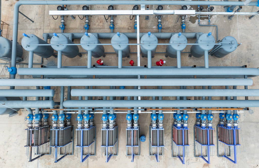 4月26日，西藏錦杭新能源有限責任公司工作人員在換熱站巡視（無人機照片）。新華社記者 丁增尼達 攝