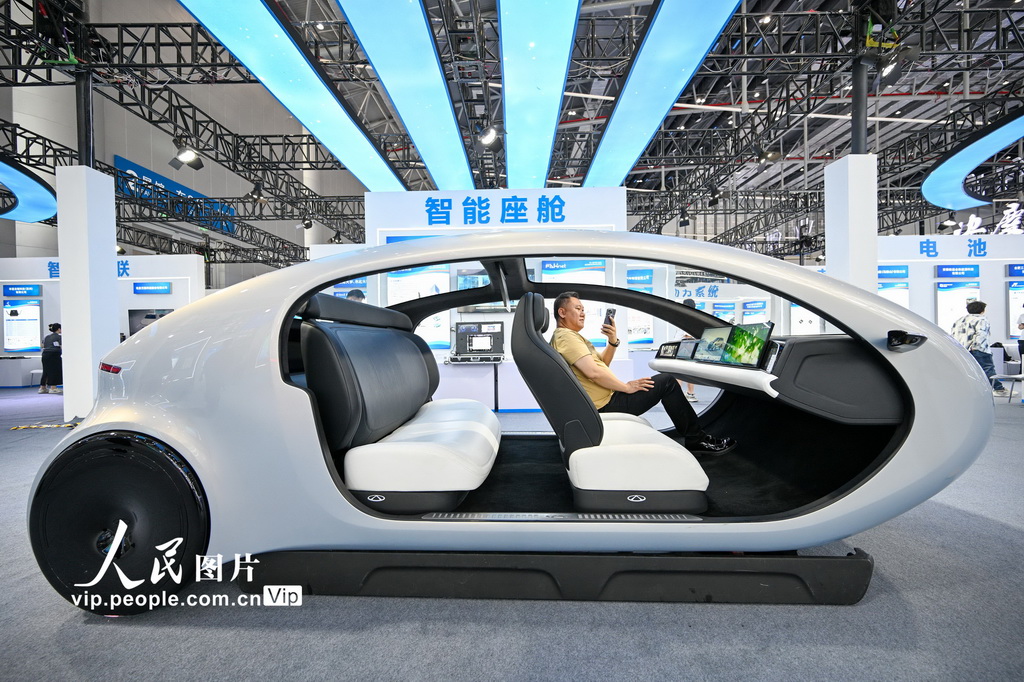 4月26日，觀眾在新能源汽車及智能網聯汽車展區體驗AI高性能極智超體座艙。