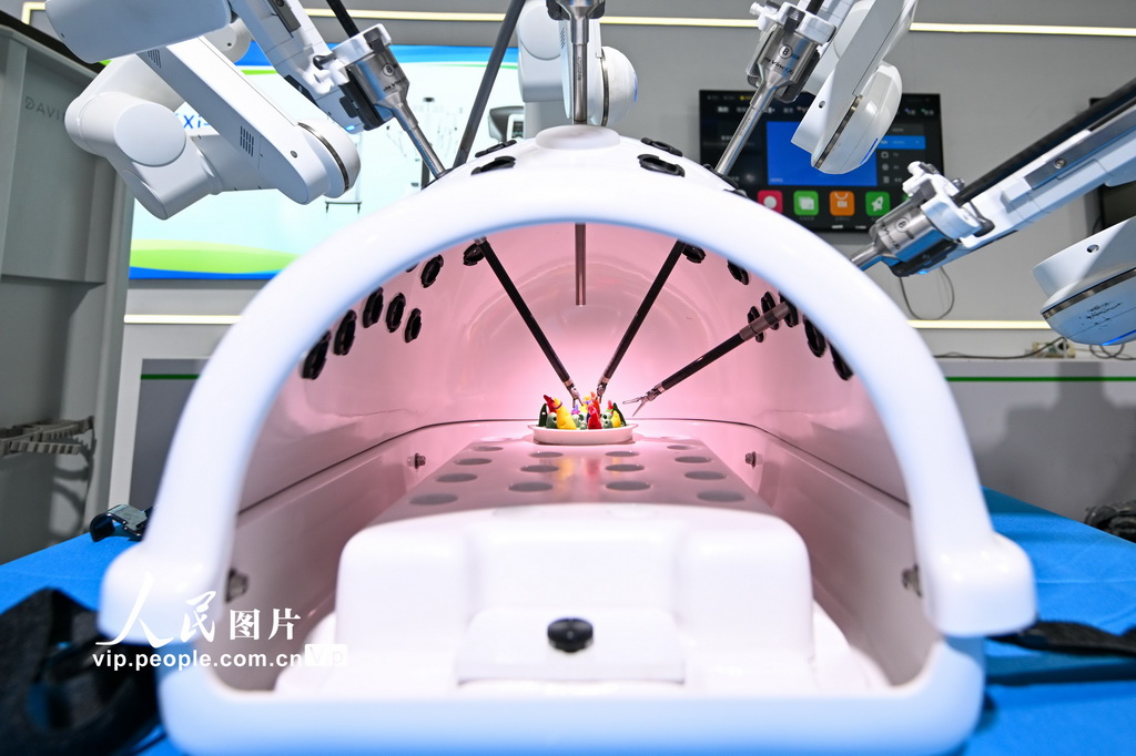 4月26日，第三屆中國（安徽）科技創新成果轉化交易會上展出的達芬奇Xi機器人手術系統。