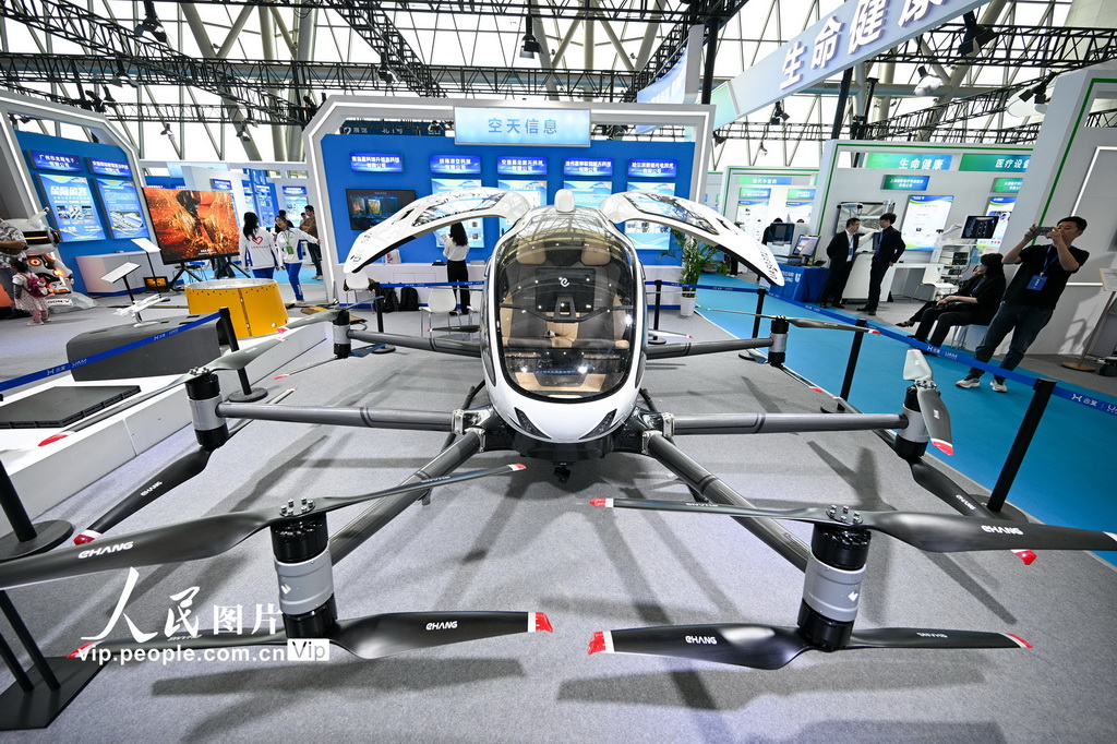 4月26日，觀眾在第三屆中國（安徽）科技創新成果轉化交易會上參觀無人駕駛載人電動航空器。