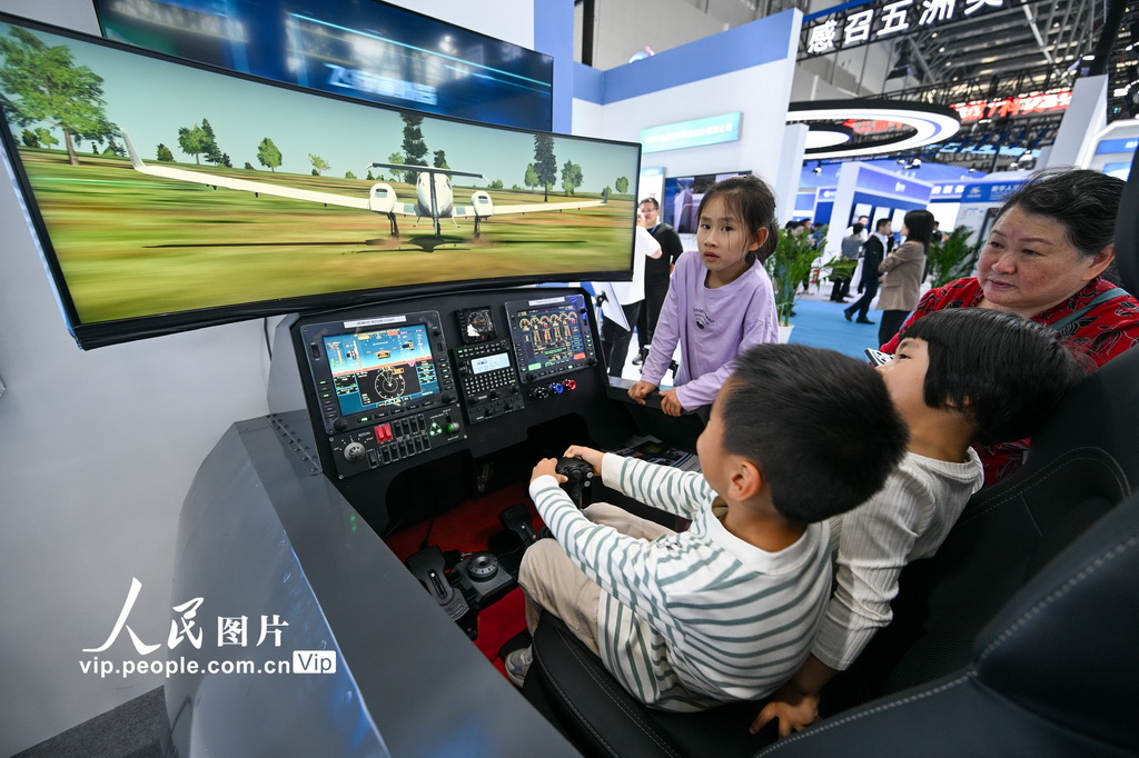4月26日，小朋友在第三屆中國（安徽）科技創新成果轉化交易會上體驗CR9綜合航電系統智能飛行座艙。