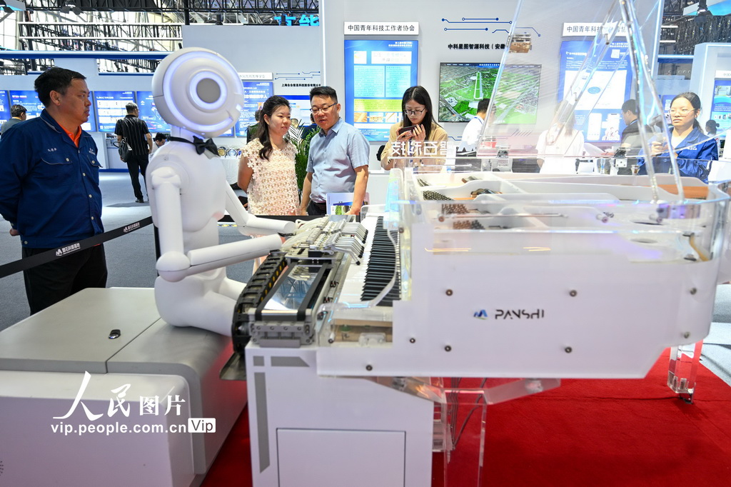 4月26日，觀眾在第三屆中國（安徽）科技創新成果轉化交易會上參觀彈鋼琴機器人。