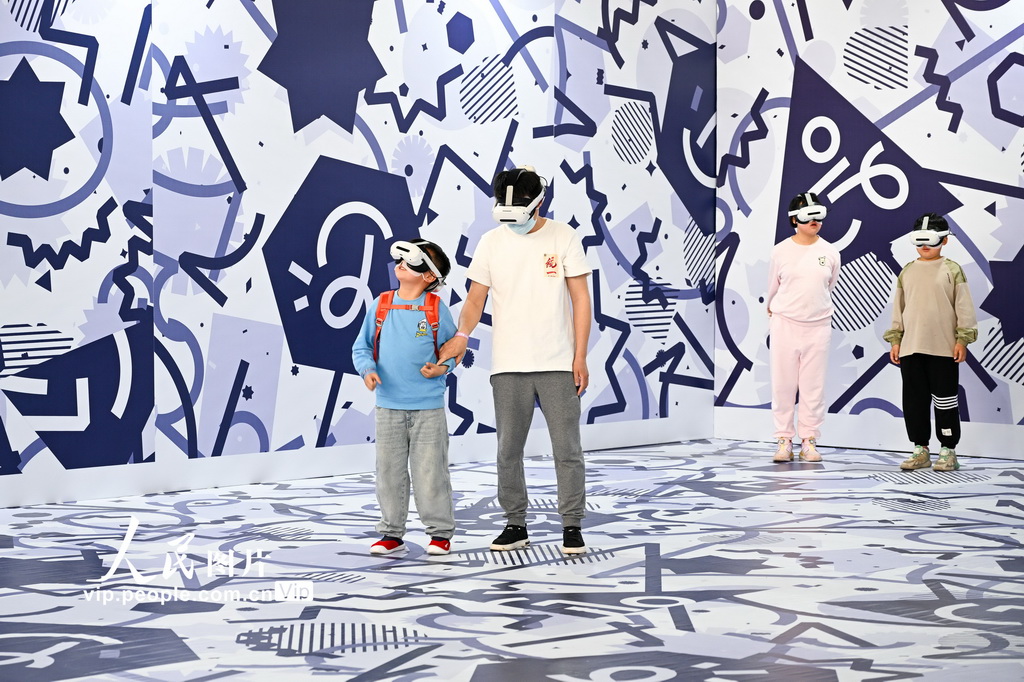 4月26日，觀眾在第三屆中國（安徽）科技創新成果轉化交易會上體驗VR設備。