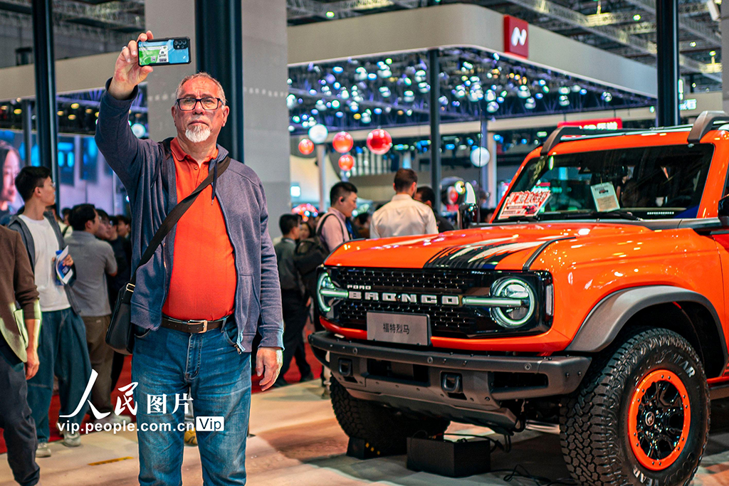 上海車展迎來周末大客流 單日接待觀眾超15萬人次【6】