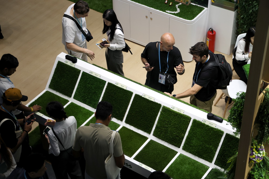 客商在廣交會上參觀選購園藝產品（4月23日攝）。