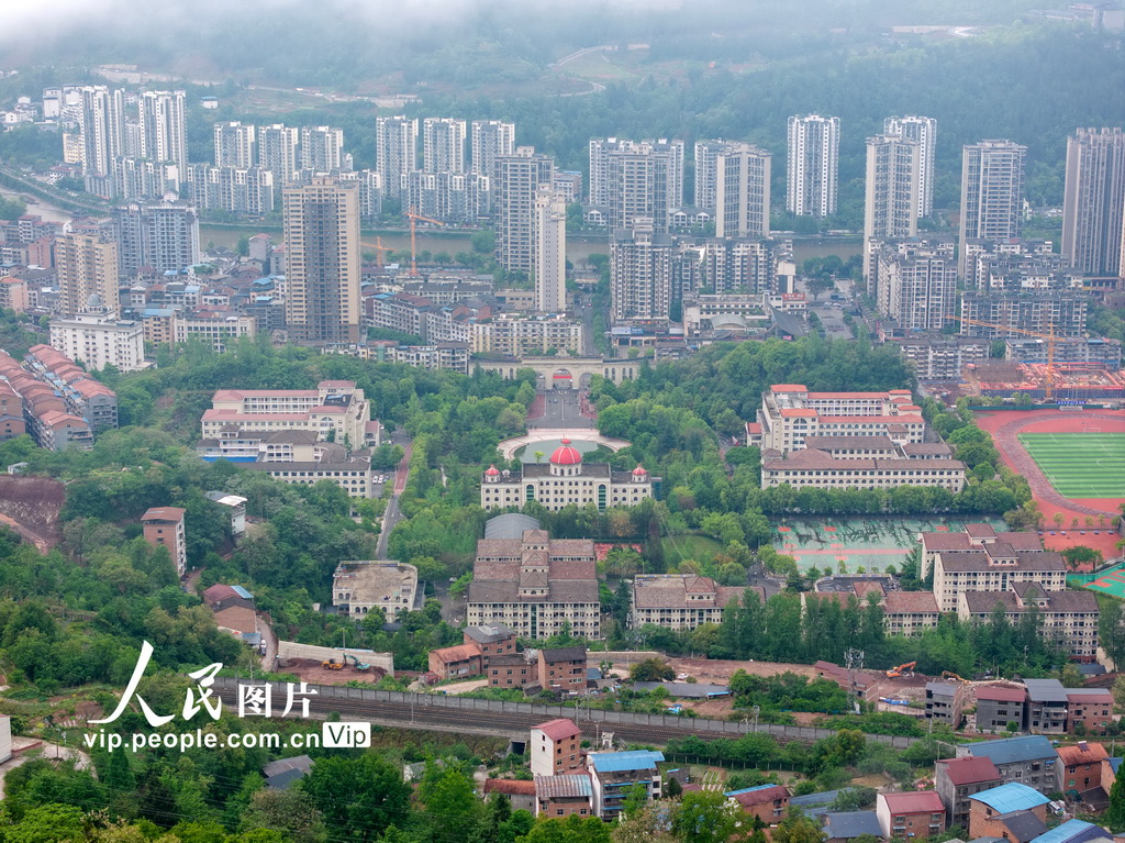 4月27日，重慶市石柱土家族自治縣，晨霧中的石柱中學。