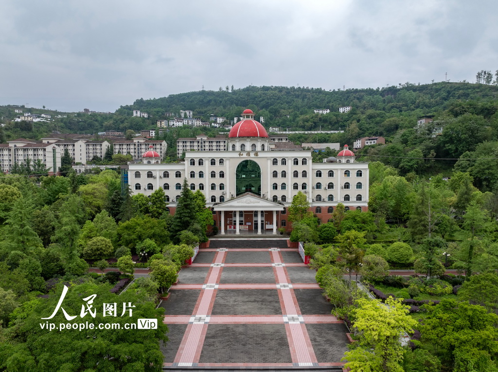 4月27日，重慶市石柱土家族自治縣，晨霧中的石柱中學校園。
