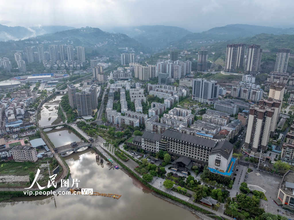 4月27日，重慶市石柱土家族自治縣，穿城而過的龍河。