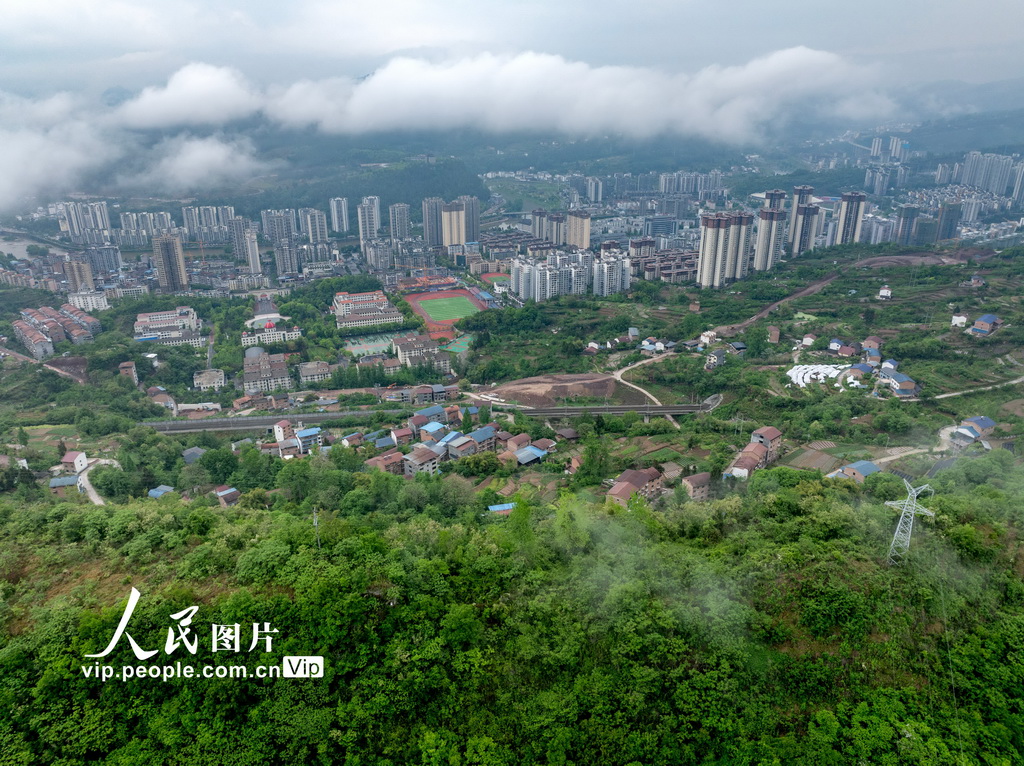 4月27日，晨霧中的重慶市石柱土家族自治縣。