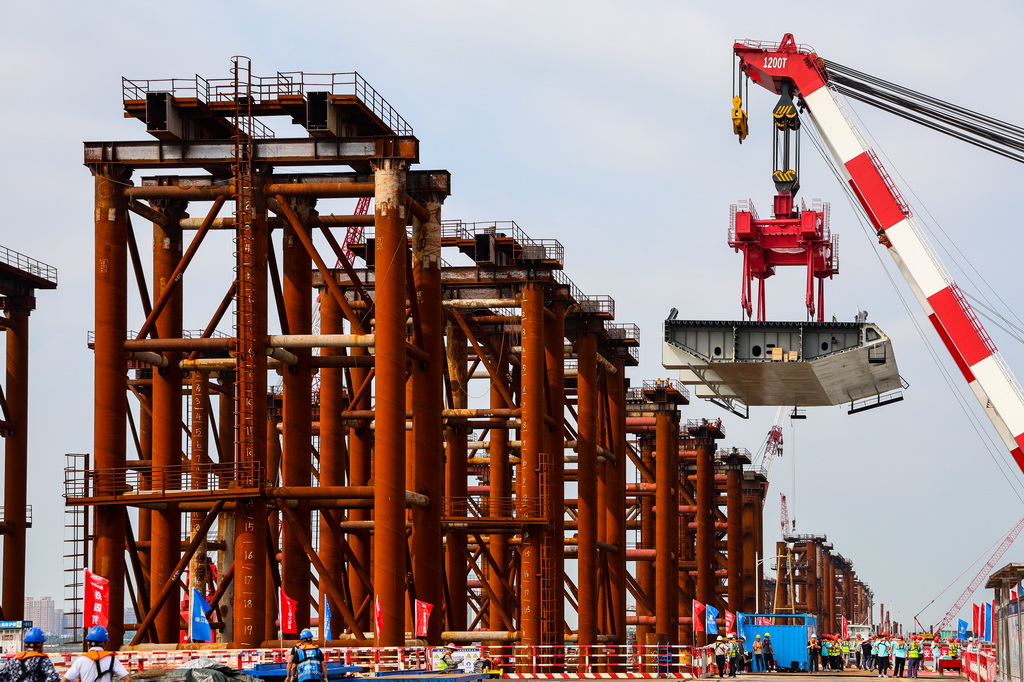 4月29日，1200噸大型浮吊將重達606噸的首節鋼箱梁吊裝架設到萬龍大橋鋼梁支架上。