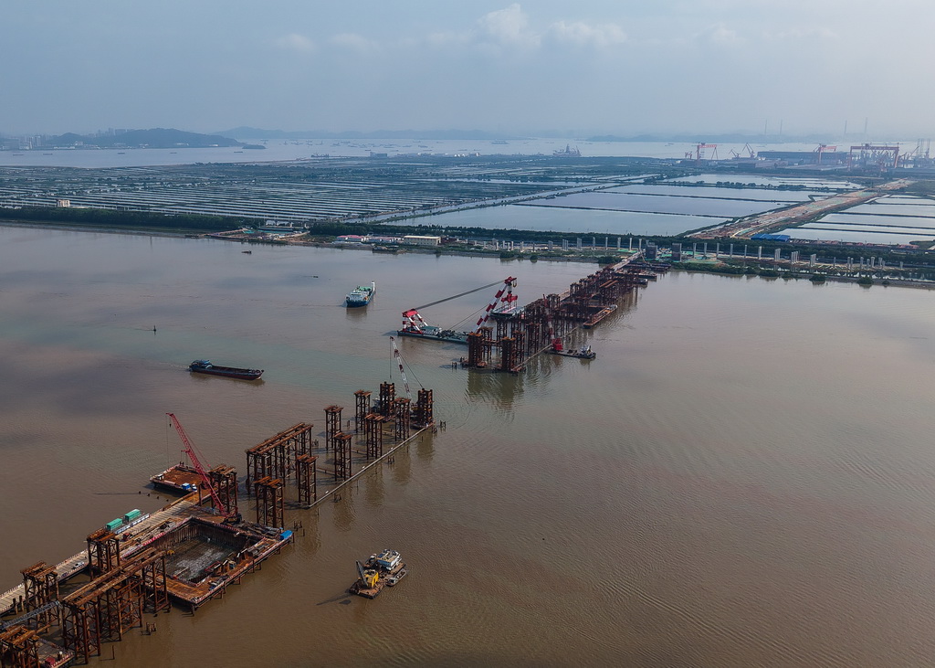 4月29日，萬龍大橋首節鋼箱梁吊裝架設現場（無人機照片）。