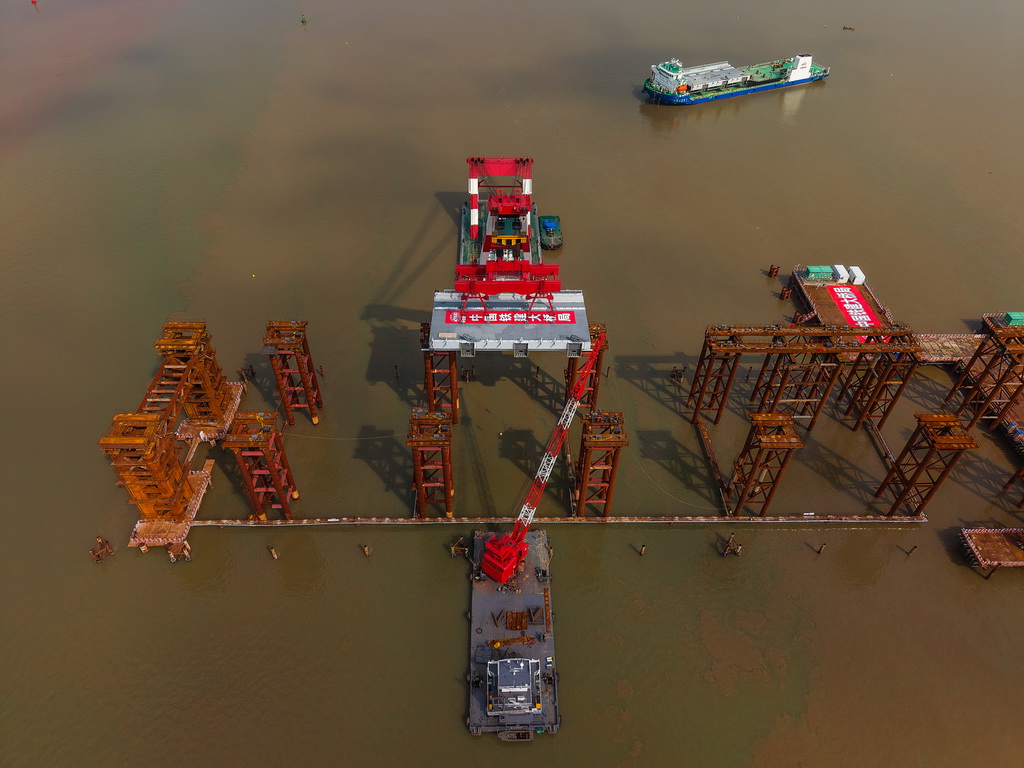 4月29日，萬龍大橋首節鋼箱梁吊裝架設現場（無人機照片）。