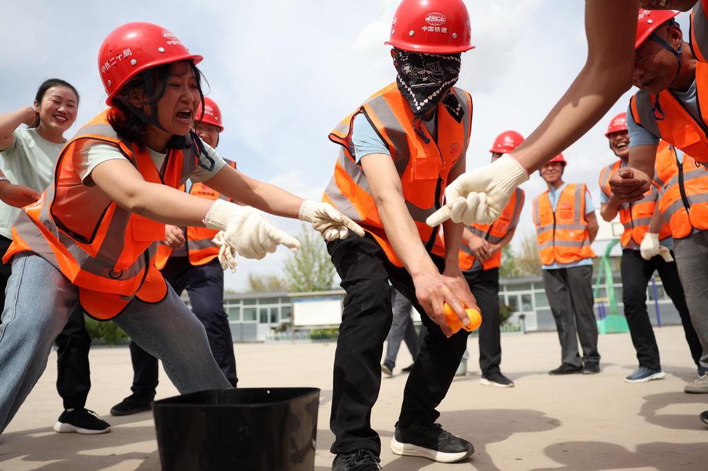 4月29日，中鐵二十局的建設者參加蒙眼“攪拌”比賽。