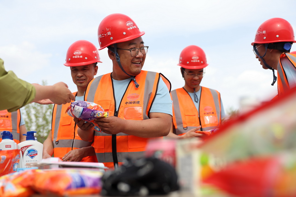 4月29日，中鐵二十局的建設者在趣味活動中領取紀念品。