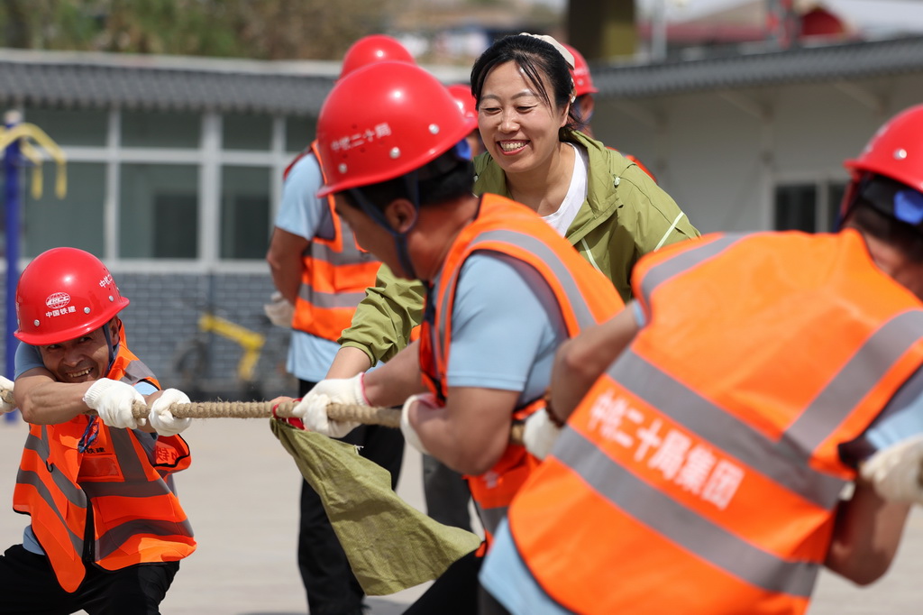 4月29日，中鐵二十局的建設者參加拔河比賽。