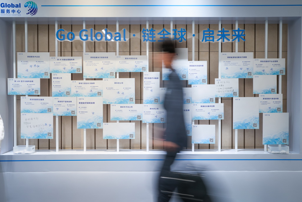 4月29日，來訪者走在全球服務中心內。